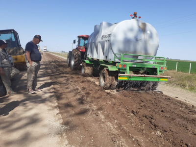 Municipio, Productores y Consorcio Caminero Trabajan en Caminos Rurales