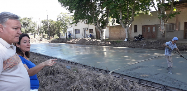 Continua la Obra de Pavimento en Barrio Oeste